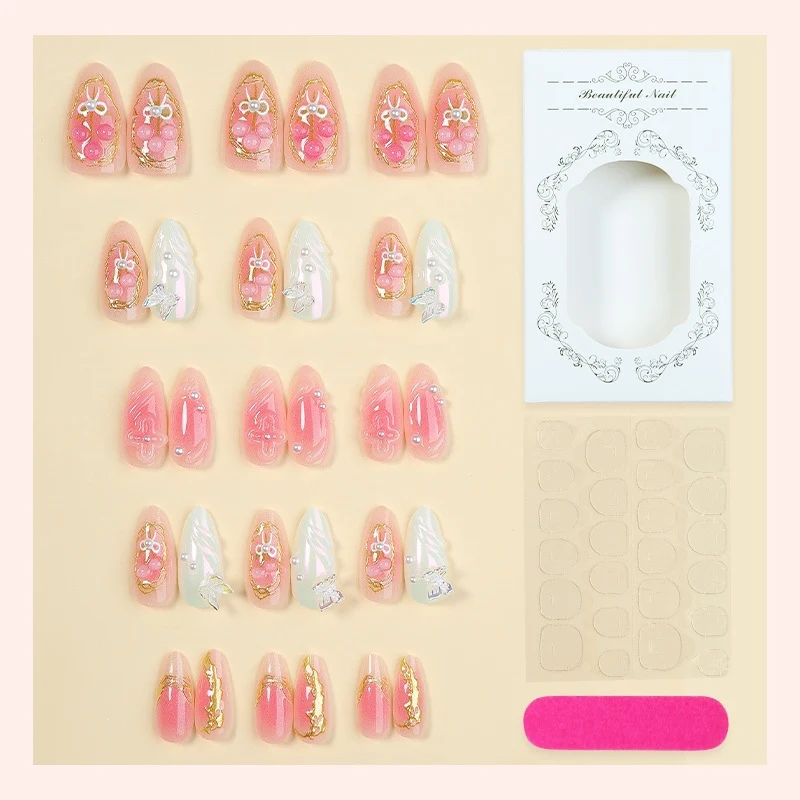 Kunstnagelset mit stilvollen Verzierungen und verspieltem Design Karnz
