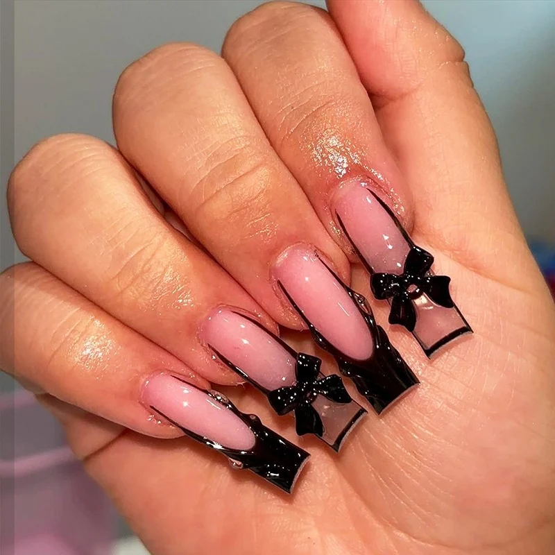 Kunstnagelset mit stilvollen schwarzen und rosa Designs Karnz