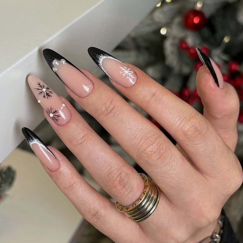 Kunstnagelset mit stilvollen Schwarz-Weiß-Mustern Karnz