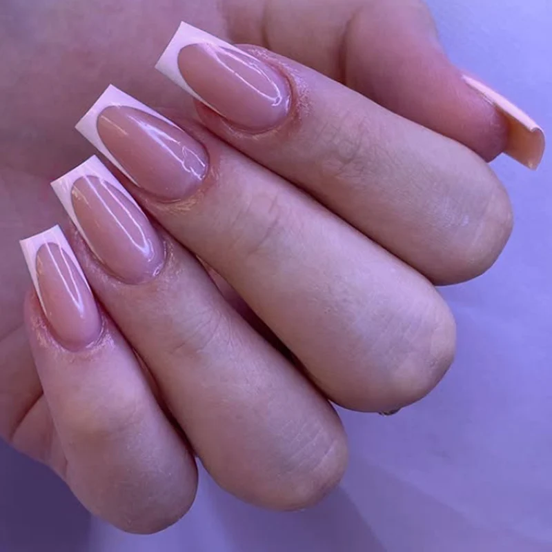 Kunstnagelset mit stilvollen Hochglanz-Nägeln Karnz