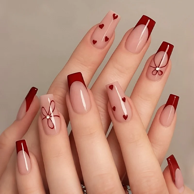 Kunstnagelset mit stilvollen Herzen und eleganten Akzenten Karnz
