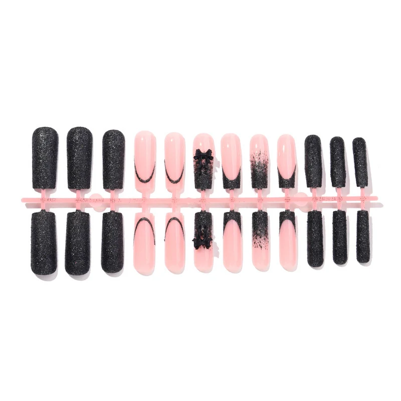Kunstnagelset mit stilvollen Glitzer- und Ombre-Elementen Karnz