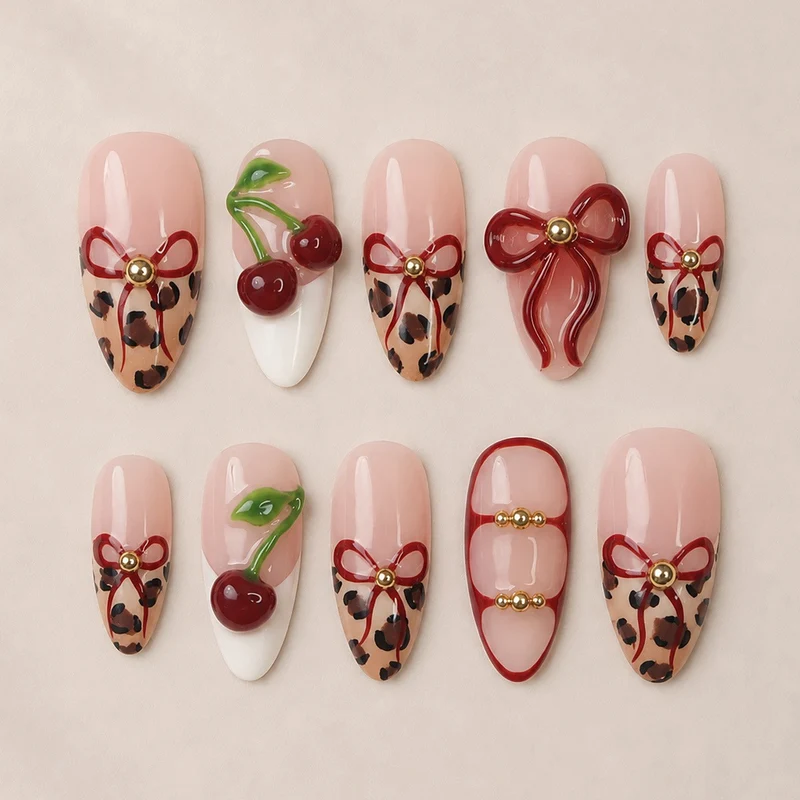 Kunstnagelset mit stilvollen floralen und animalischen Akzenten Karnz