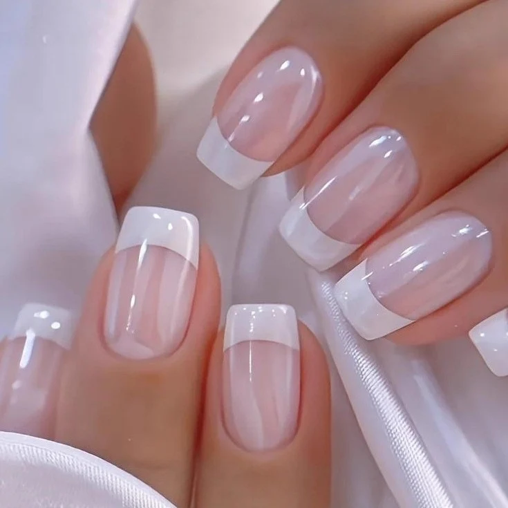Kunstnagelset mit stilvollem French-Design und elegantem Glanz Karnz