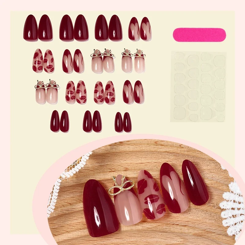 Kunstnagelset mit Glamourösen Verzierungen Karnz