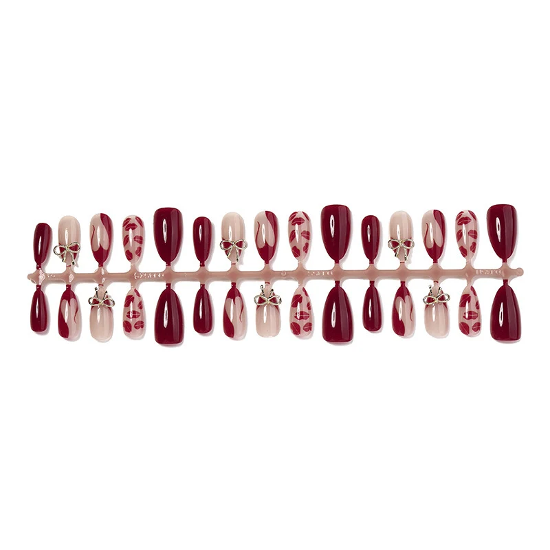 Kunstnagelset mit Glamourösen Verzierungen Karnz