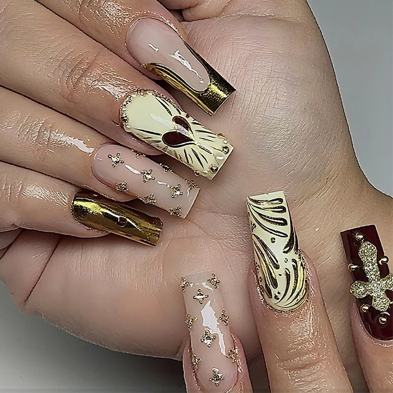 Kunstnagelset mit glamourösen Verzierungen Karnz