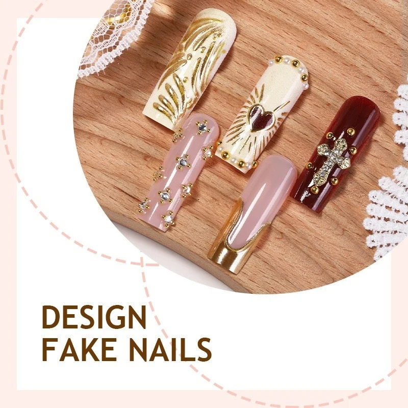 Kunstnagelset mit glamourösen Verzierungen Karnz
