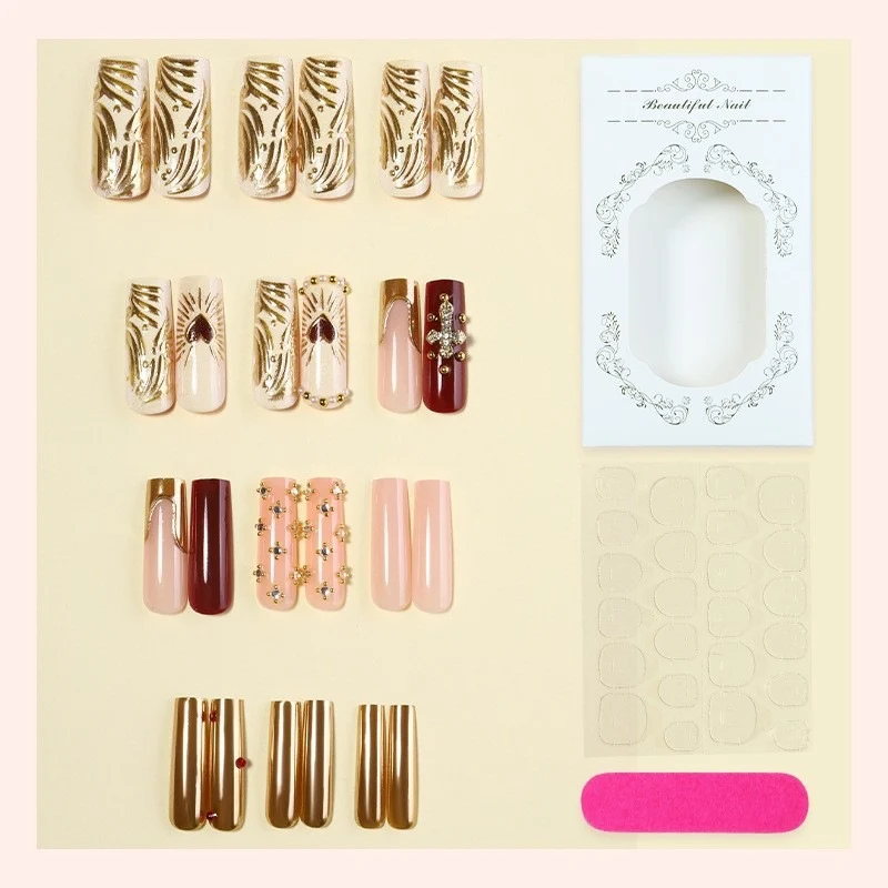 Kunstnagelset mit glamourösen Verzierungen Karnz