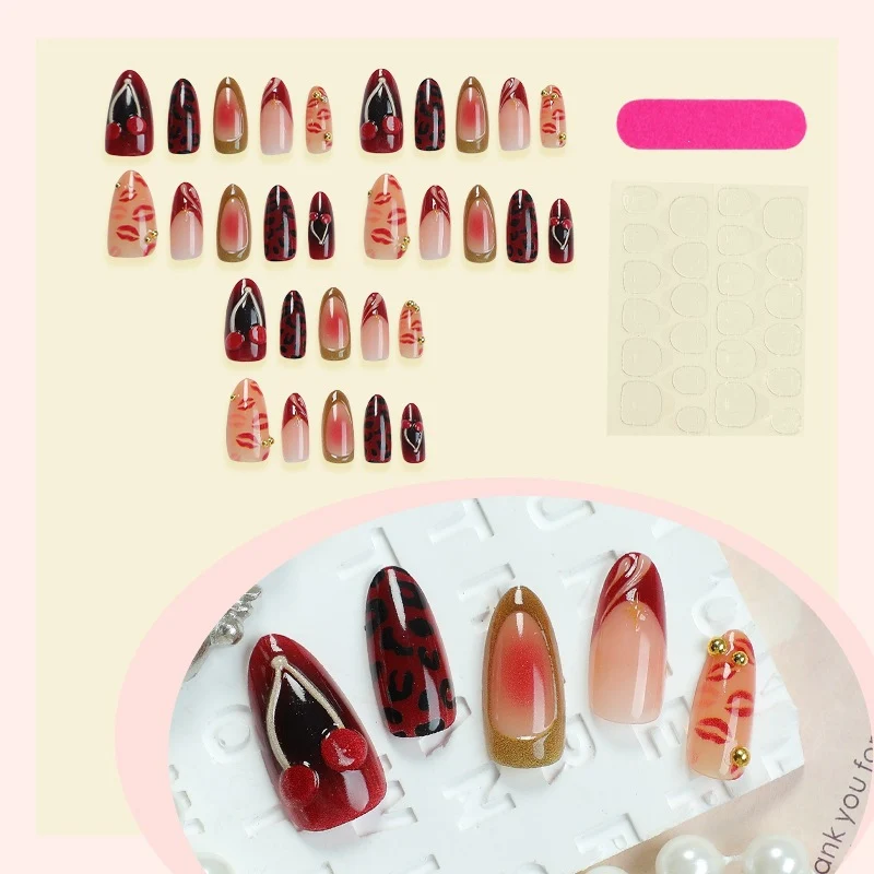 Kunstnagelset mit glamourösen Tierdruck und eleganten Akzenten Karnz