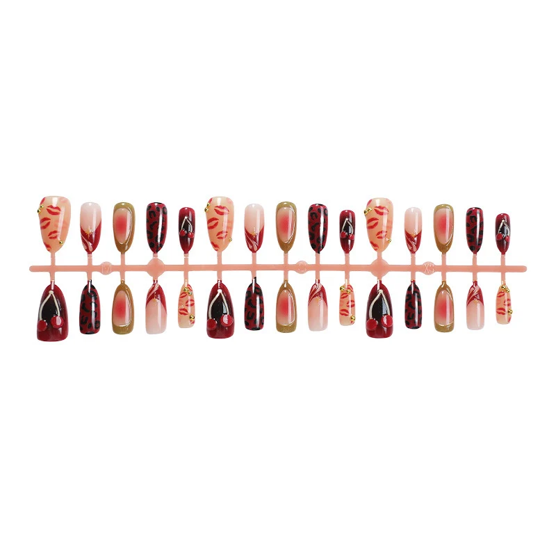 Kunstnagelset mit glamourösen Tierdruck und eleganten Akzenten Karnz