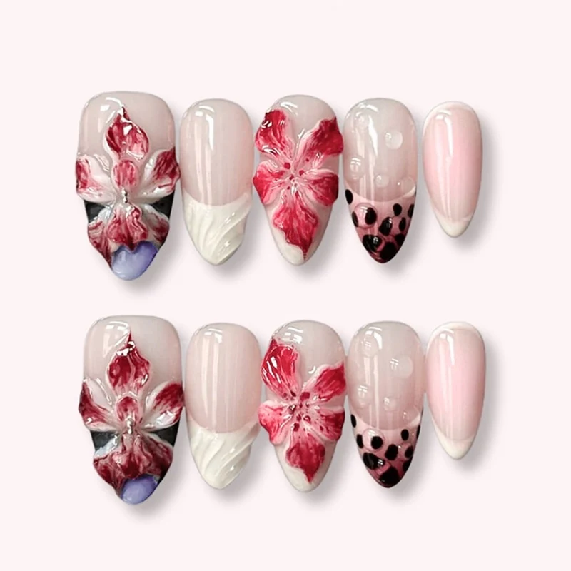 Kunstnagelset mit glamourösen Tierdruck und eleganten Akzenten Karnz