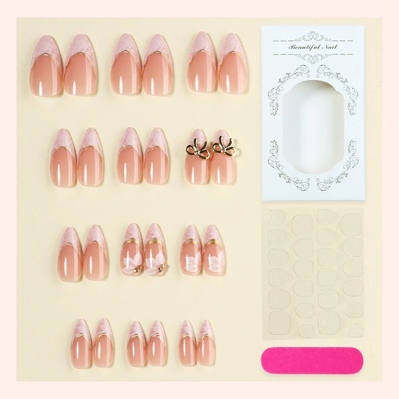 Kunstnagelset mit glamourösen Spitzen und stilvollen Akzenten Karnz