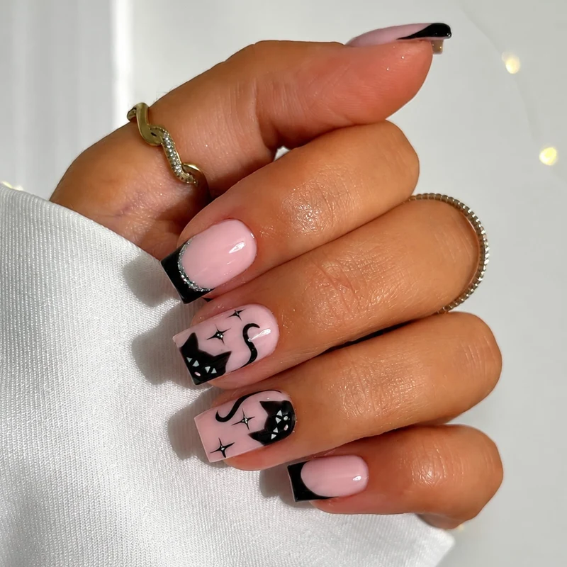 Kunstnagelset mit Glamourösen Schwarz-Designs und funkelnden Akzenten Karnz