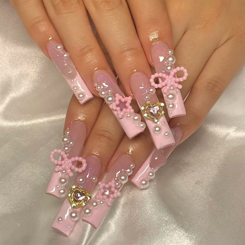 Kunstnagelset mit Glamourösen Perlen- und Glitzerelementen Karnz