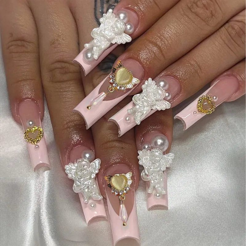 Kunstnagelset mit Glamourösen Perlen- und Glitzerelementen Karnz