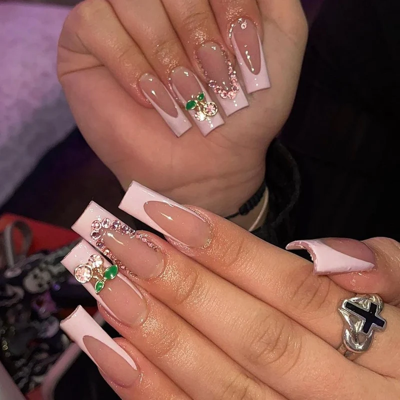 Kunstnagelset mit Glamourösen Perlen- und Glitzerelementen Karnz