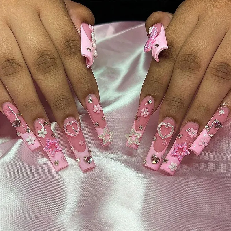 Kunstnagelset mit Glamourösen Perlen- und Glitzerelementen Karnz