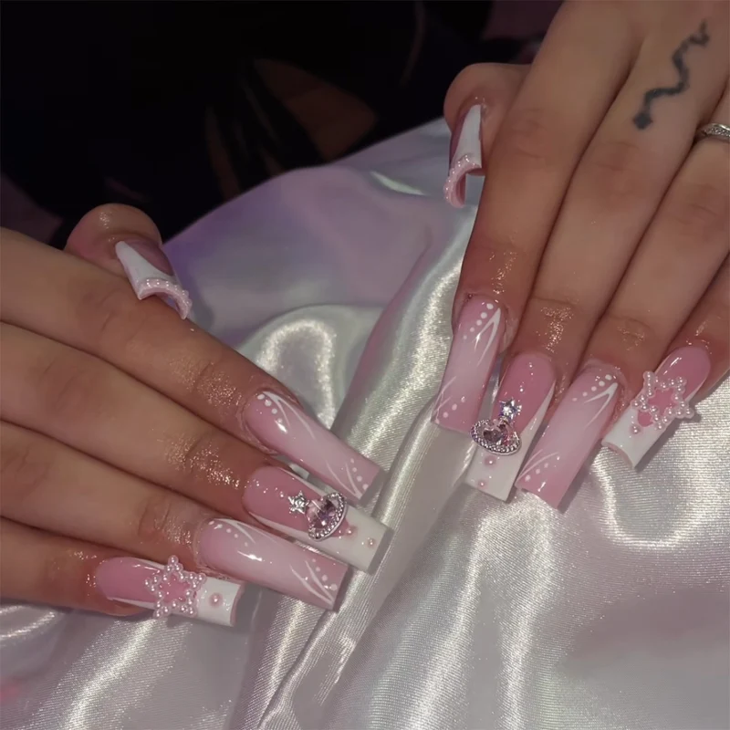 Kunstnagelset mit Glamourösen Perlen- und Glitzerelementen Karnz