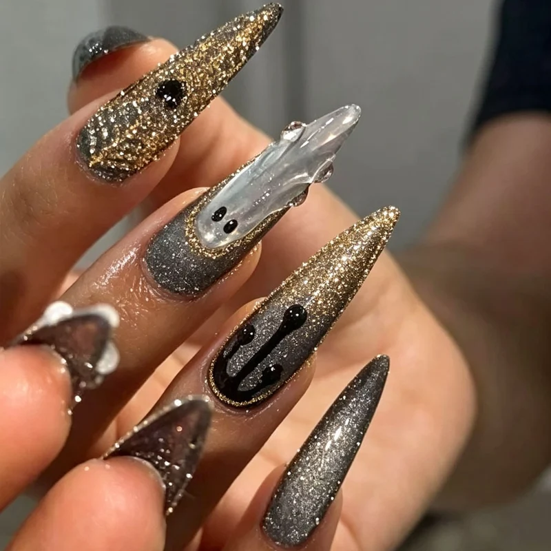 Kunstnagelset mit glamourösen Metallic-Elementen und filigranen Details Karnz