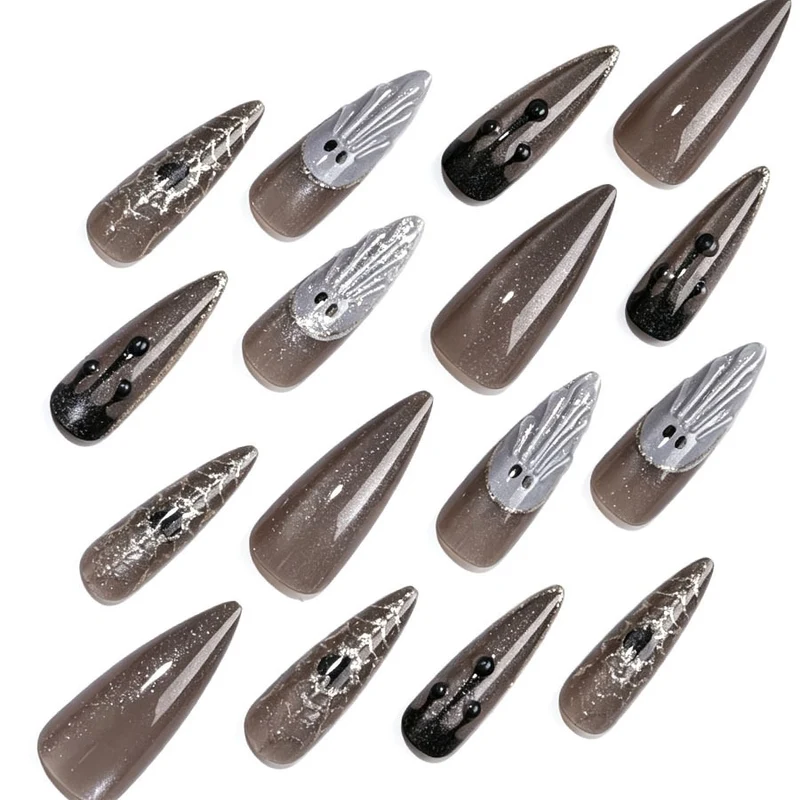 Kunstnagelset mit glamourösen Metallic-Elementen und filigranen Details Karnz