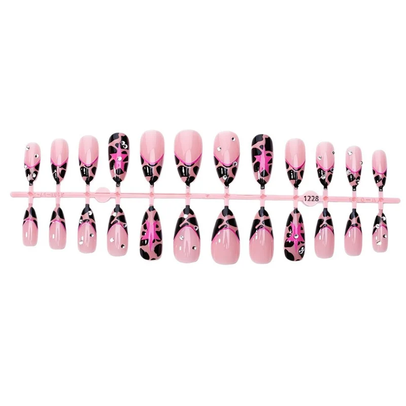 Kunstnagelset mit glamourösen Leoparden-Design und Glitzerelementen Karnz