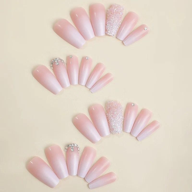 Kunstnagelset mit glamourösen Glitzerakzenten und trendigen Designs Karnz