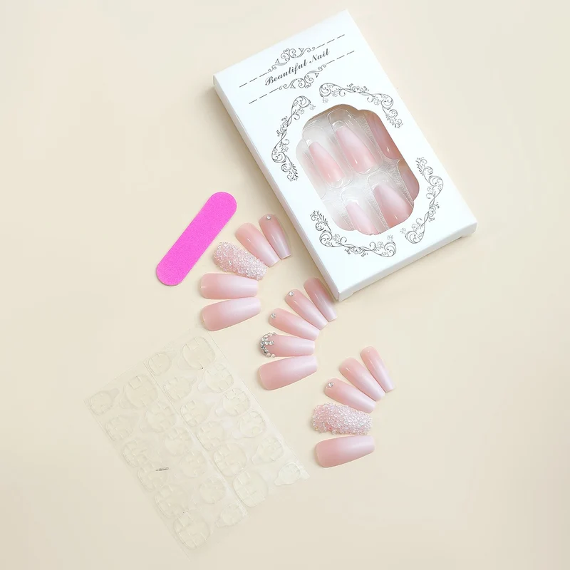 Kunstnagelset mit glamourösen Glitzerakzenten und trendigen Designs Karnz