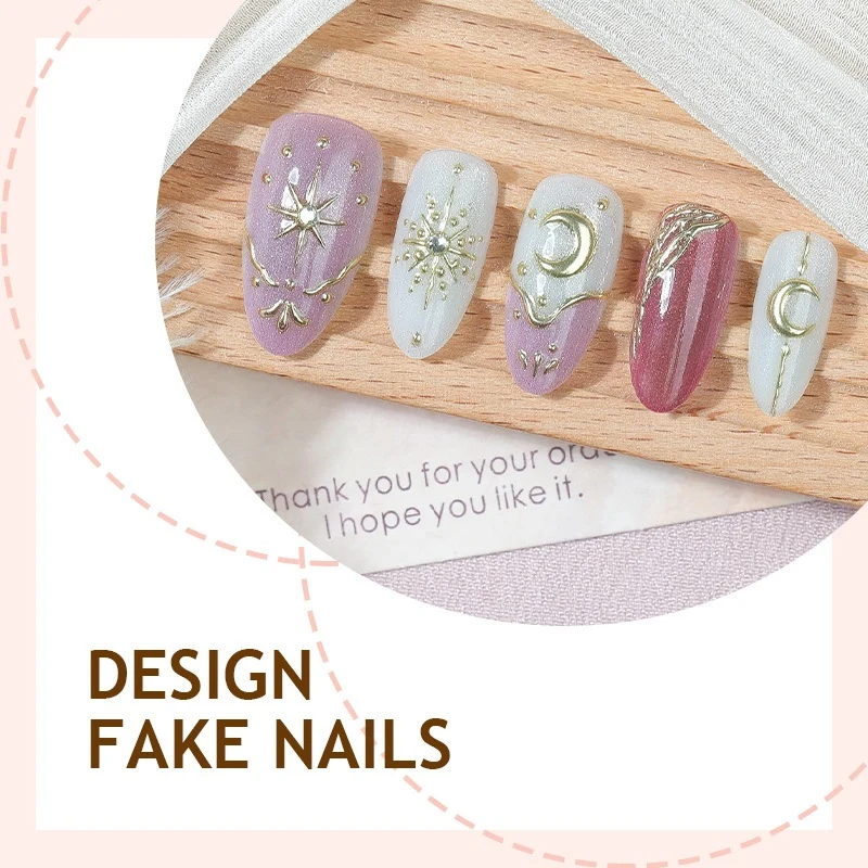 Kunstnagelset mit glamourösen Glitter- und Sternakzenten Karnz