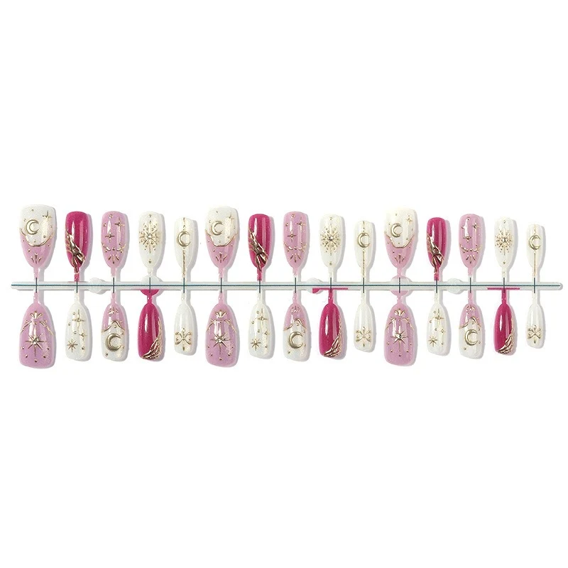Kunstnagelset mit glamourösen Glitter- und Sternakzenten Karnz