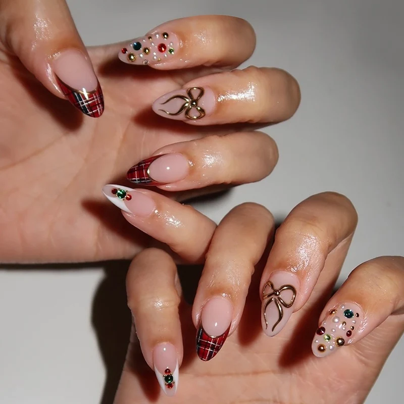 Kunstnagelset mit Glamourösen Designs und Stilvollen Akzenten Karnz