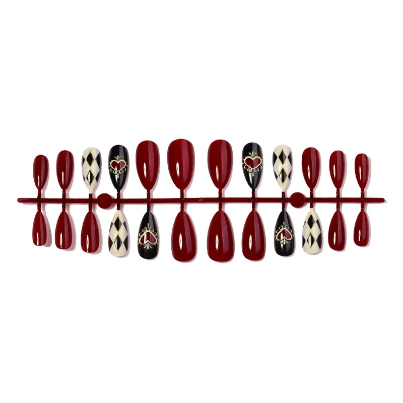 Kunstnagelset mit glamourösen Designs und eleganten Motiven Karnz