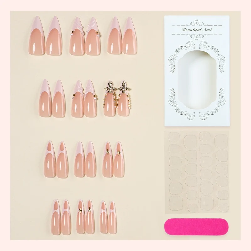 Kunstnagelset mit glamourösen Designs und eleganten Akzenten Karnz