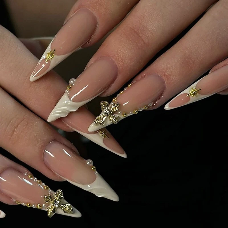 Kunstnagelset mit glamourösen Designs und eleganten Akzenten Karnz
