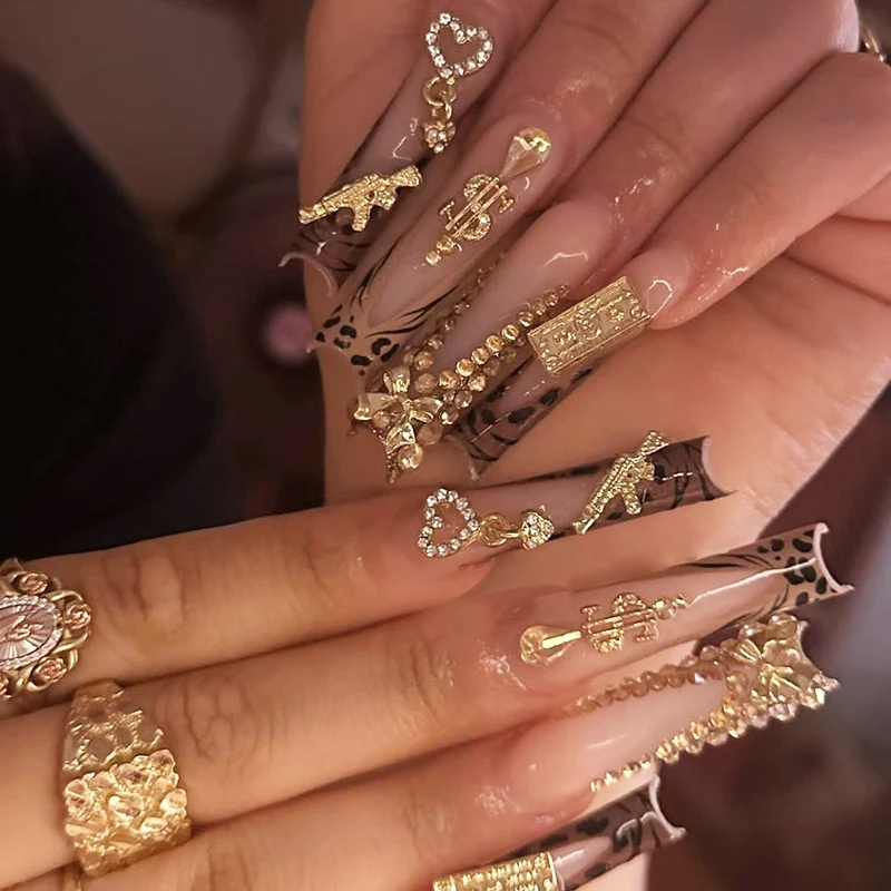Kunstnagelset mit glamourösen Designs und 3D-Akzenten Karnz