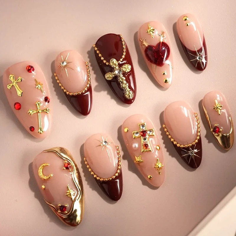 Kunstnagelset mit glamourösen Design und luxuriösen Akzenten Karnz