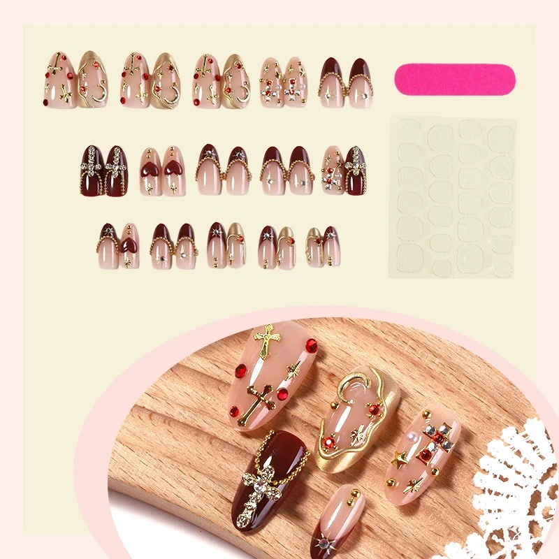 Kunstnagelset mit glamourösen Design und luxuriösen Akzenten Karnz