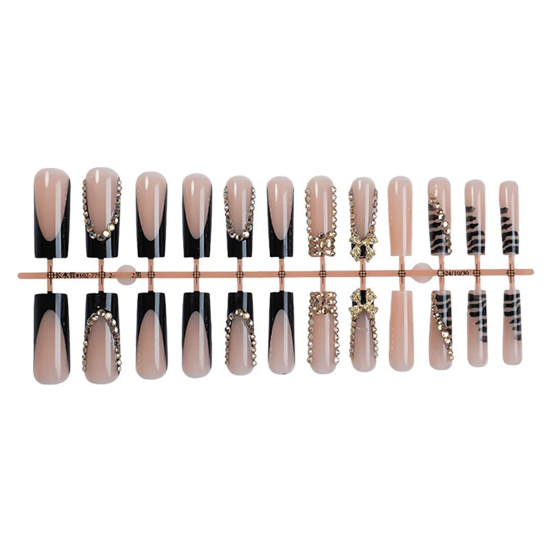 Kunstnagelset mit Glamourösen Akzenten Karnz