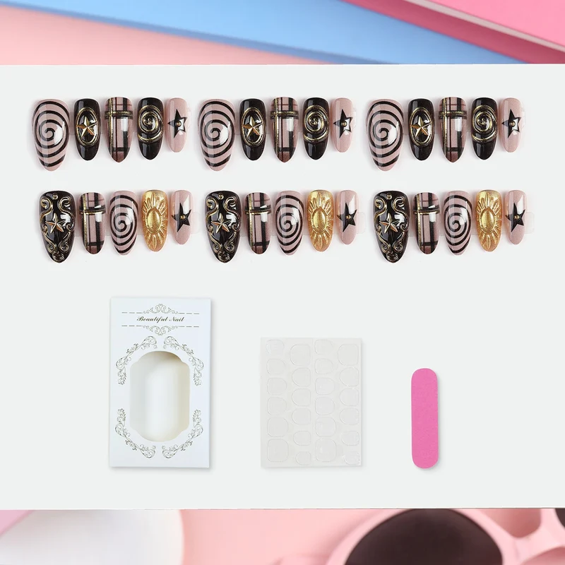 Kunstnagelset mit glamourösen 3D-Verzierungen und stilvollen Akzenten Karnz