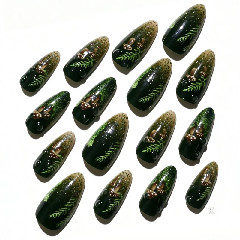 Kunstnagelset mit glamourösem Moos-Design Karnz