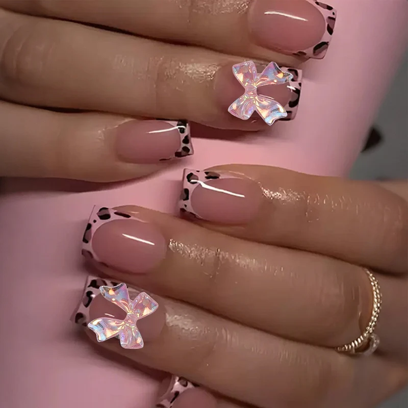 Kunstnagelset mit glamourösem Leopardenmuster und eleganten Schleifen Karnz