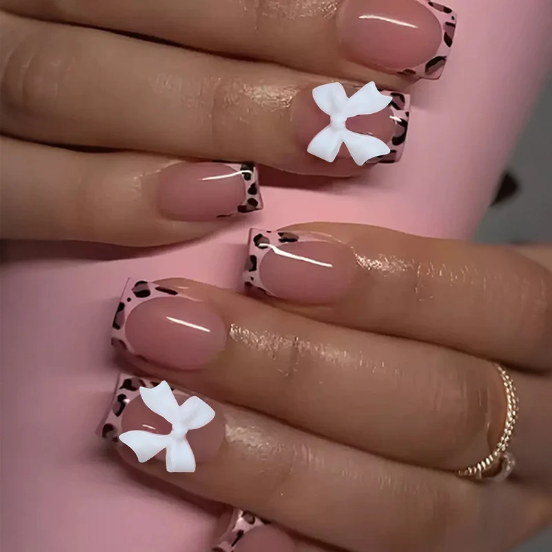 Kunstnagelset mit glamourösem Leopardenmuster und eleganten Schleifen Karnz