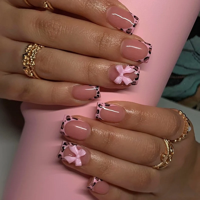 Kunstnagelset mit glamourösem Leopardenmuster und eleganten Schleifen Karnz