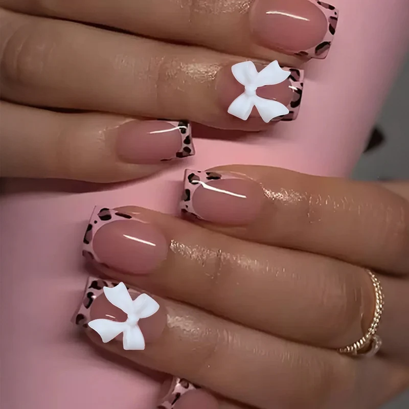 Kunstnagelset mit glamourösem Leopardenmuster und eleganten Schleifen Karnz