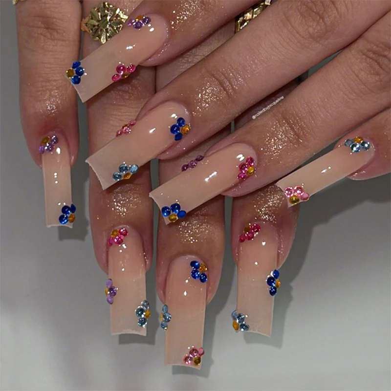 Kunstnagelset mit funkelnden Strassakzenten Karnz