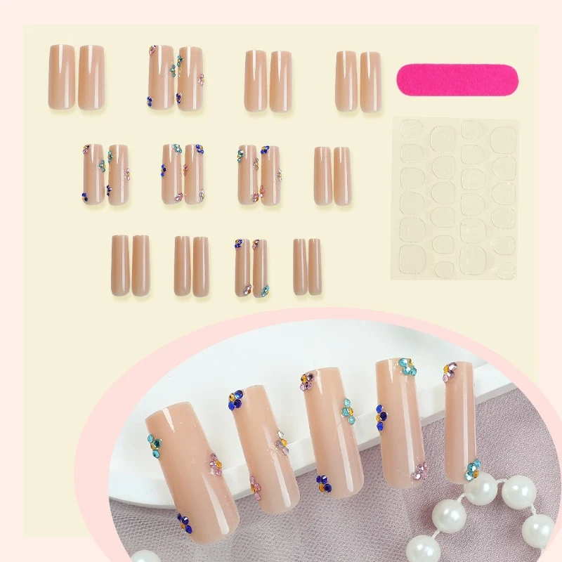 Kunstnagelset mit funkelnden Strassakzenten Karnz