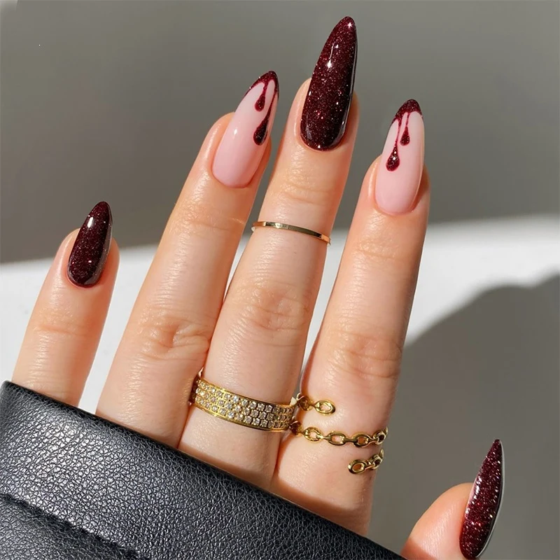 Kunstnagelset mit funkelnden Glitzer- und klassischen Akzenten Karnz