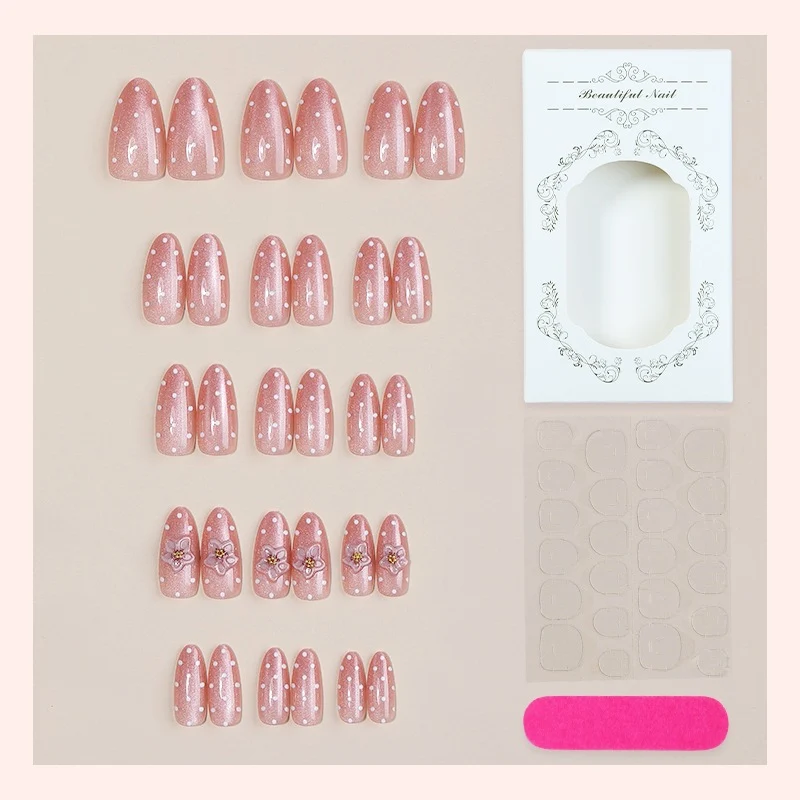 Kunstnagelset mit funkelnden Akzenten und floralem Design Karnz