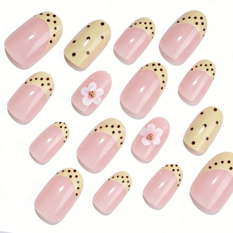 Kunstnagelset mit fröhlichem floralem Design und eleganten Akzenten Karnz