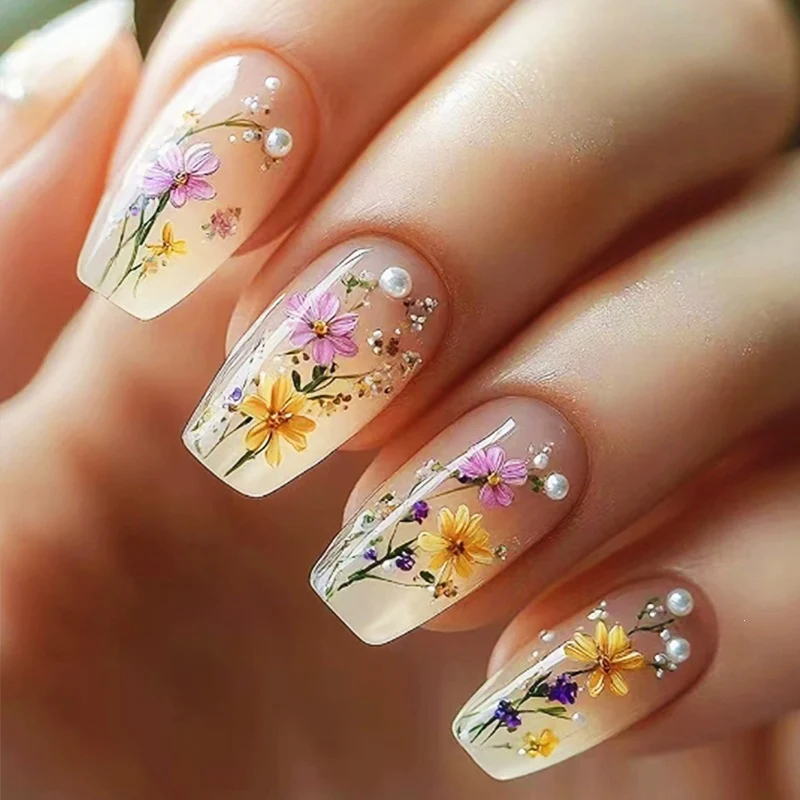 Kunstnagelset mit floralen Verzierungen und glamourösen Details Karnz